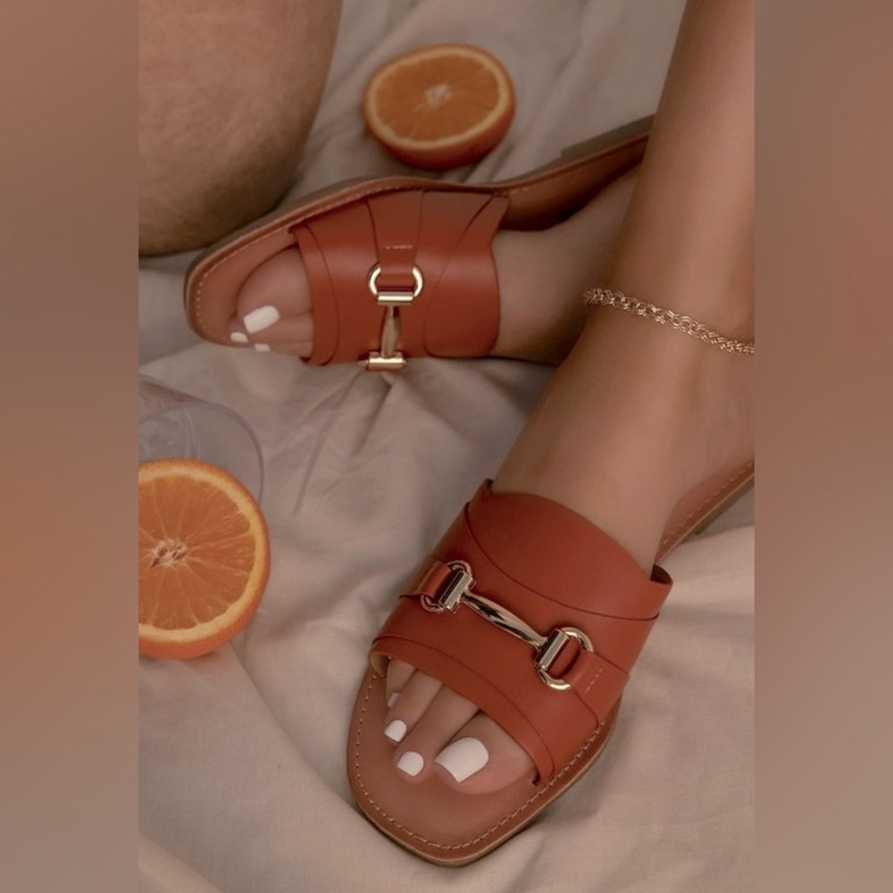 TAN FLAT SANDAL